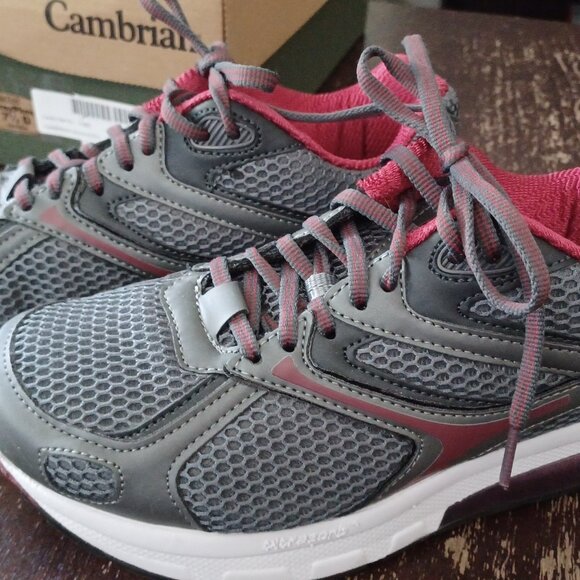 Hiking shoes - new in box - Picture 1 of 3